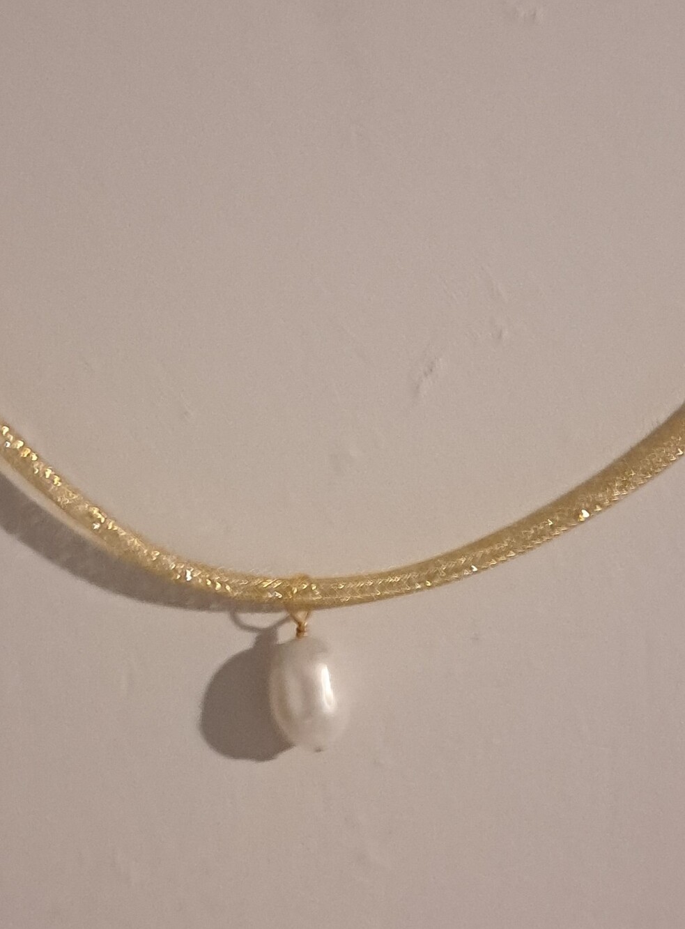 Gold Tone Wire Glitter Choker  Necklace with Dangle Pearl